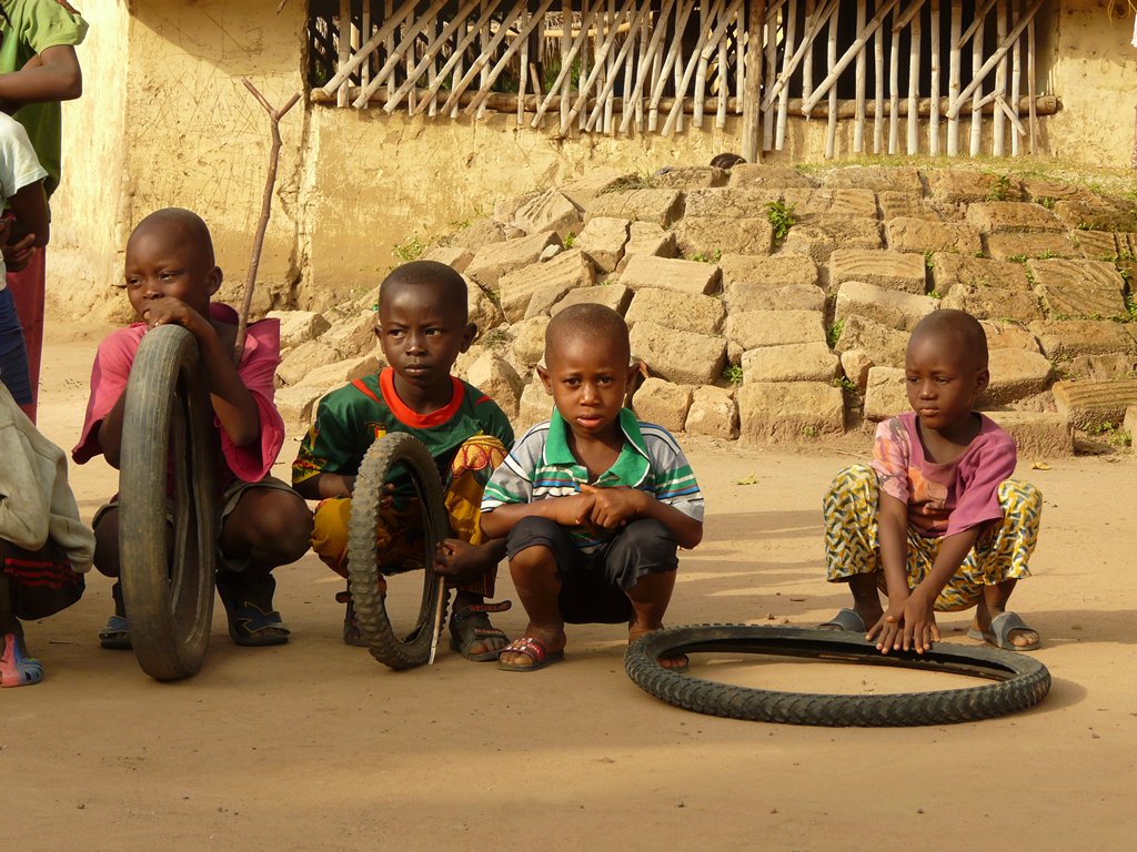 Vesnice Menyi a děti s oblíbenou Africkou hračkou